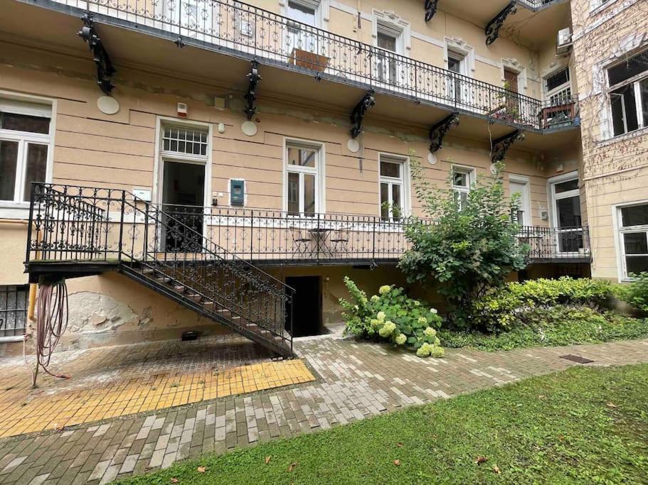 Knezits Spacious Ac Terrace Free Parking Boedapest Buitenkant foto